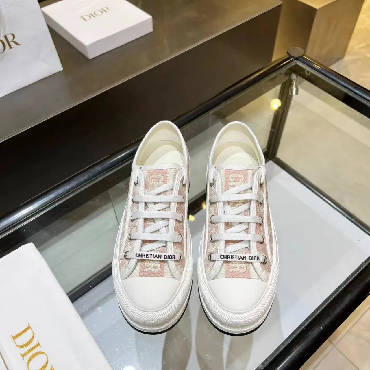 👟👟Ex-factory price 520👟👟 Dior’s 2025 Walk ‘n’ Dior embroidered mid-top casual shoes are new. On the fashion stage, Dior embroidered shoes are the well-deserved protagonist. Delicate stitching is used on the upper, every stitch is devoted to the craftsman's efforts, and every thread is woven with artistic poetry. From complex floral patterns to smart geometric textures, embroidery is like the magic that gives shoes life, allowing them to show dynamic beauty even in static conditions.   Wearing Dior embroidered shoes feels like stepping into a dream world full of art. It is not only a pair of shoes, but also a walking piece of art that perfectly integrates fashion and culture. Whether you are strolling on the bustling city streets or attending important social occasions, Dior embroidered shoes can add unique charm to your style and become the focus of everyone's attention.   Choosing Dior embroidered shoes means choosing a persistent pursuit of quality and a unique understanding of fashion. Let it accompany you through every wonderful moment and leave your own fashion mark.  Material: Sheepskin lining, feet, silk cowhide, size 35-41, heel height 5cm